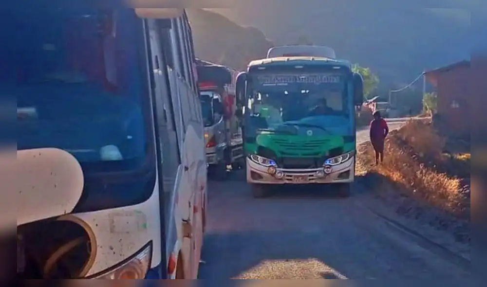 Los conductores y pasajeros solicitaron el apoyo urgente de las autoridades municipales. Foto: Prensa Libre
