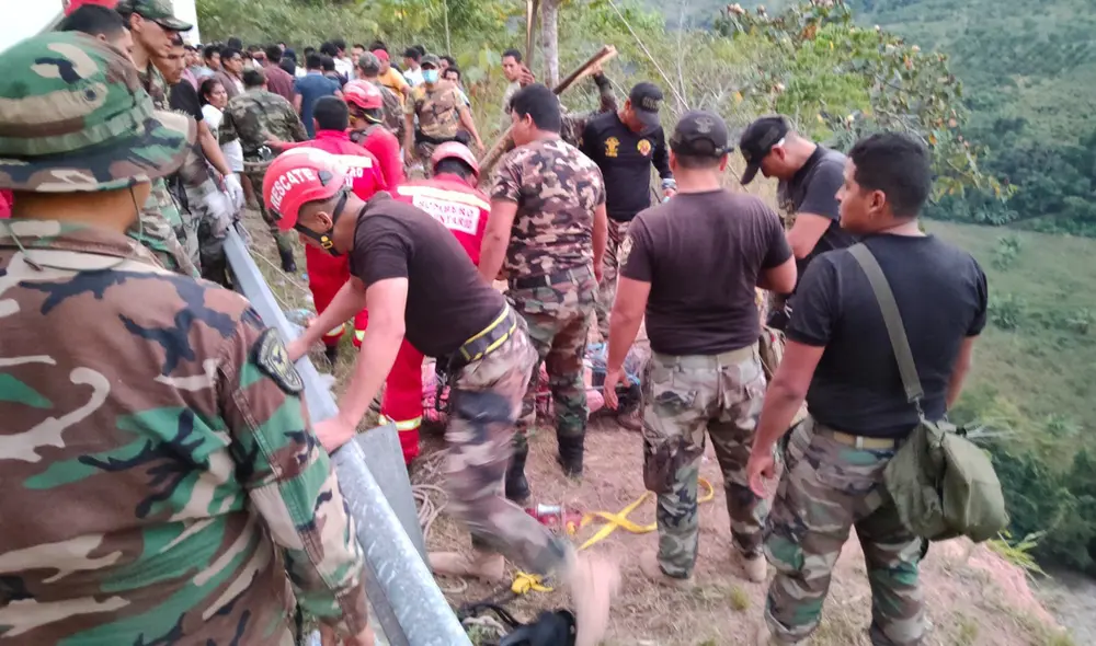 Efectivos de los Sinchis apoyaron a los afectados en el accidente. Foto: Jacob Reyes Efectivos de los Sinchis apoyaron a los afectados en el accidente. Foto: Jacob Reyes