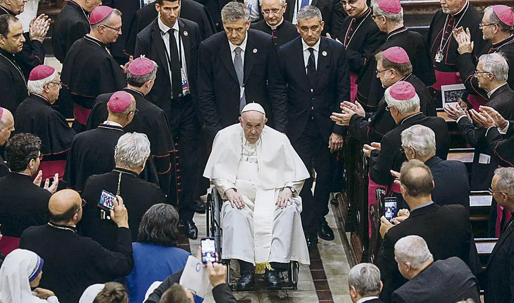 Ceremonia. El papa Francisco poco después de presidir un servicio de oración vespertino en la basílica-catedral de Notre-Dame en Quebec, Canadá. Foto: AFP Ceremonia. El papa Francisco poco después de presidir un servicio de oración vespertino en la basílica-catedral de Notre-Dame en Quebec, Canadá. Foto: AFP