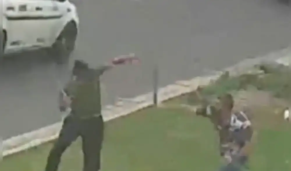 Ambos conductores terminaron ensangrentados luego de agredirse con una correo y un fierro antirrobos. Foto: captura de Latina