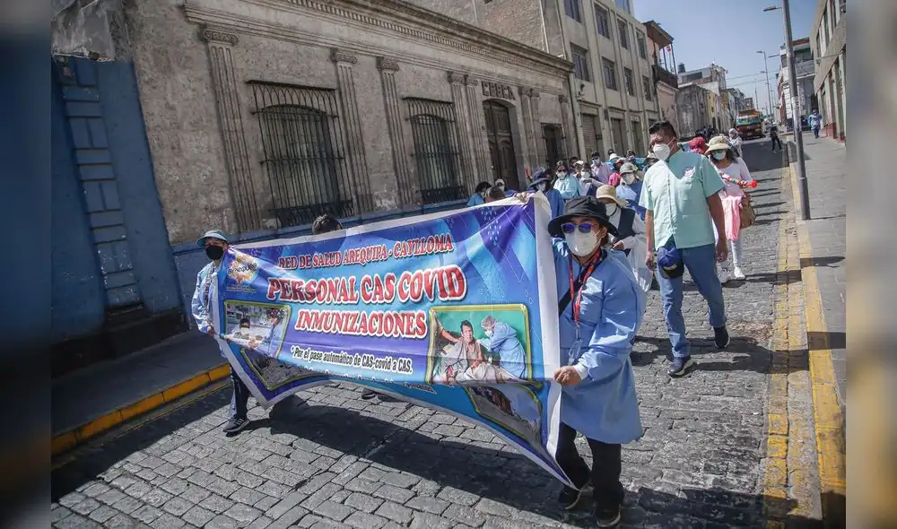 Los trabajadores CAS COVID-19 de Arequipa y otras regiones salieron a las calles a pedir su incorporación a otra modalidad. Foto: Rodrigo Talavera/La República Los trabajadores CAS COVID-19 de Arequipa y otras regiones salieron a las calles a pedir su incorporación a otra modalidad. Foto: Rodrigo Talavera/La República