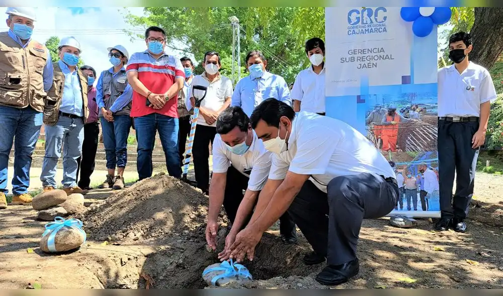 Autoridades colocan primera piedra de la obra de construcción de losas deportivas en colegio de Jaén. Foto: GRC.