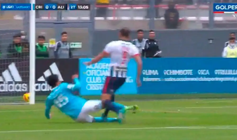 Hernán Barcos le cometió falta a Lora en el área celeste. Foto: captura de Gol Perú