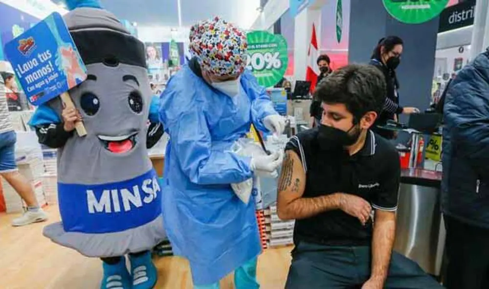 Covid-19: Minsa instala punto de vacunación en la Feria Internacional del Libro. Foto: Minsa