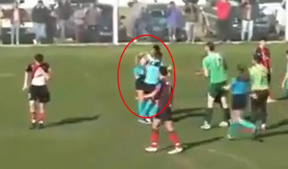 Preciso momento en que el futbolista embiste a la jueza y cae al piso. Foto: captura Olé