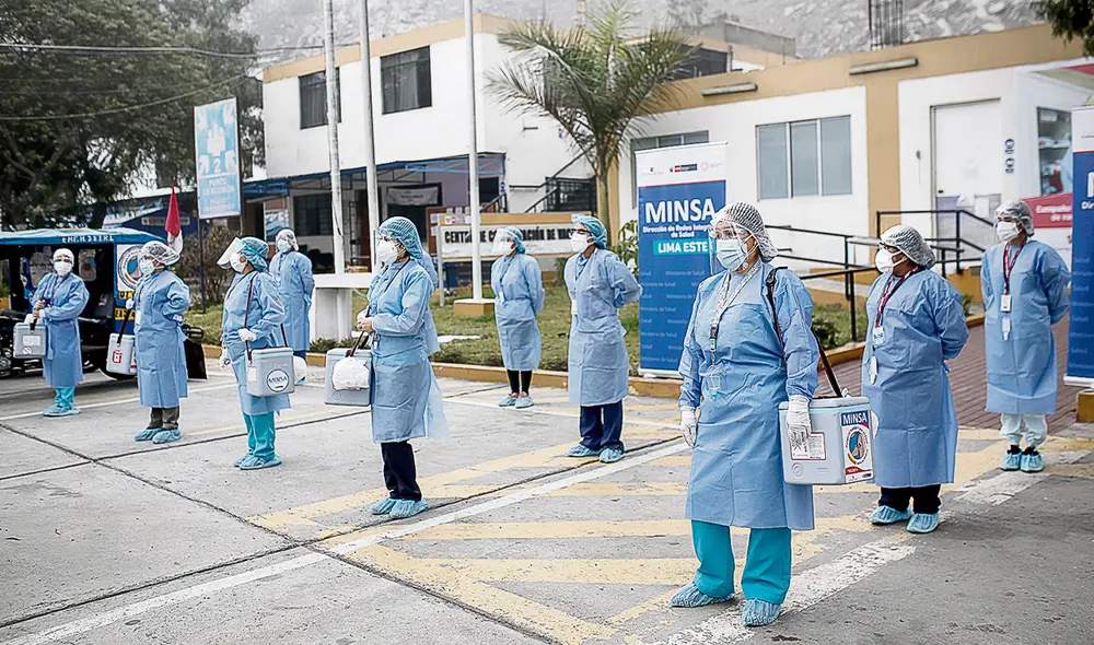 Siguen en la lucha. Enfermeras y trabajadores administrativos continúan vacunando y atendiendo a la población en el país. Foto: Antonio Melgarejo/ La República Siguen en la lucha. Enfermeras y trabajadores administrativos continúan vacunando y atendiendo a la población en el país. Foto: Antonio Melgarejo/ La República
