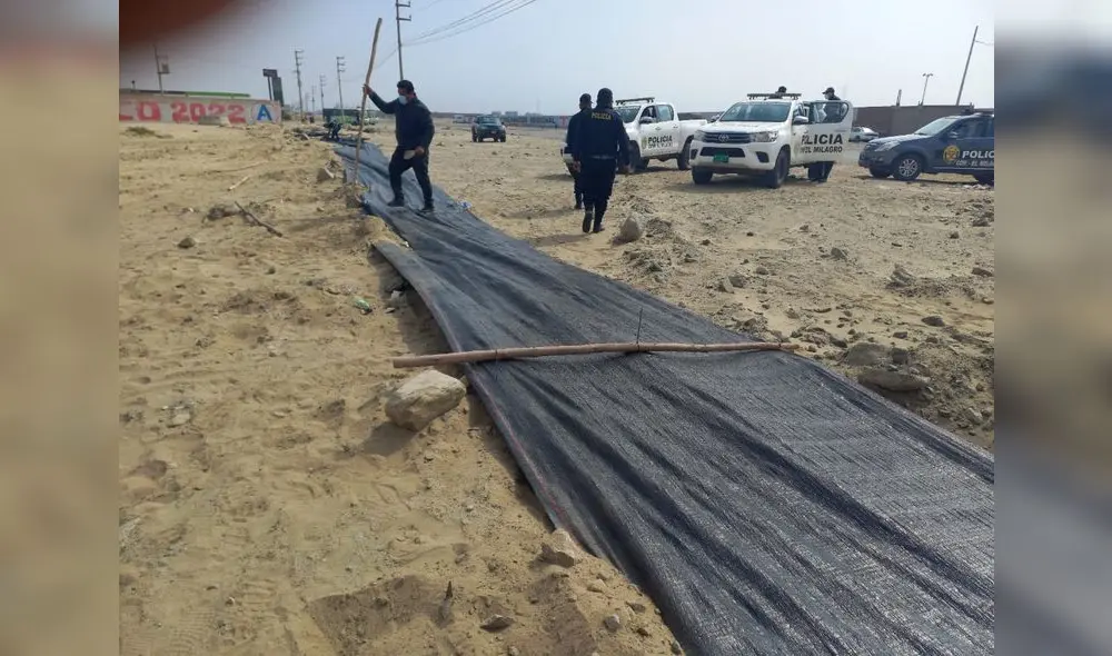 La Policía llegó de inmediato y derribó palos y cubiertas de polietileno. Foto: PECh La Policía llegó de inmediato y derribó palos y cubiertas de polietileno. Foto: PECh
