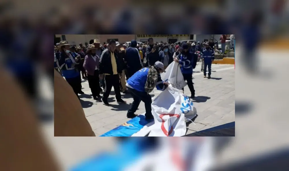 Ciudadanos destrozaron algunas pancartas de APP en Julcán. Foto: Julcán TV/Facebook