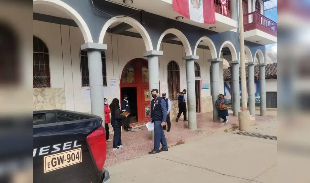 Fiscal se llevó documentos e inspeccionó obras físicamente. Foto: MP Áncash Fiscal se llevó documentos e inspeccionó obras físicamente. Foto: MP Áncash