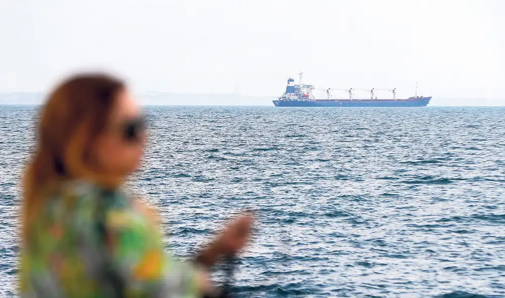 Desbloqueo. El carguero Nibulon zarpó ayer del puerto de Odesa con la primera exportación de cereales ucranianos. Foto: EFE