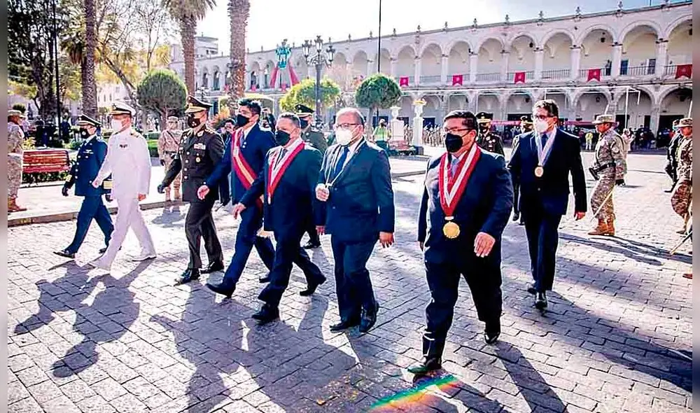 Honores. Autoridades de la región dieron inicio a las actividades por el mes de Arequipa. Foto: Rodrigo Talavera/La República