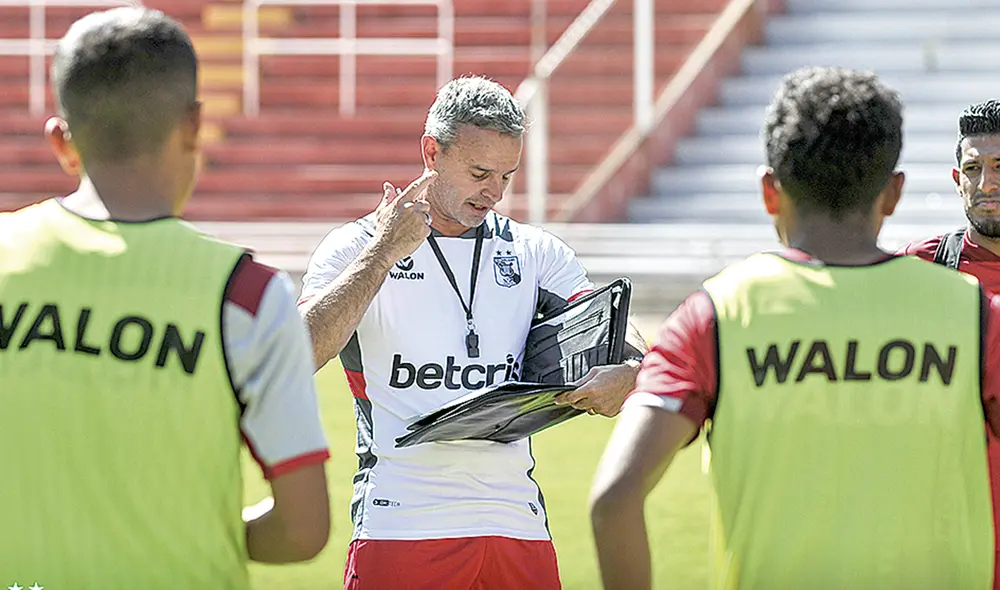 Lavallén define el equipo. Foto: FBC Melgar Lavallén define el equipo. Foto: FBC Melgar