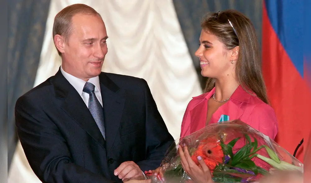 El presidente de Rusia, Vladímir Putin, entrega flores a Alina Kabayeva, estrella de la gimnasia rítmica rusa y ganadora del premio olímpico, en junio de 2021. Foto: AFP El presidente de Rusia, Vladímir Putin, entrega flores a Alina Kabayeva, estrella de la gimnasia rítmica rusa y ganadora del premio olímpico, en junio de 2021. Foto: AFP