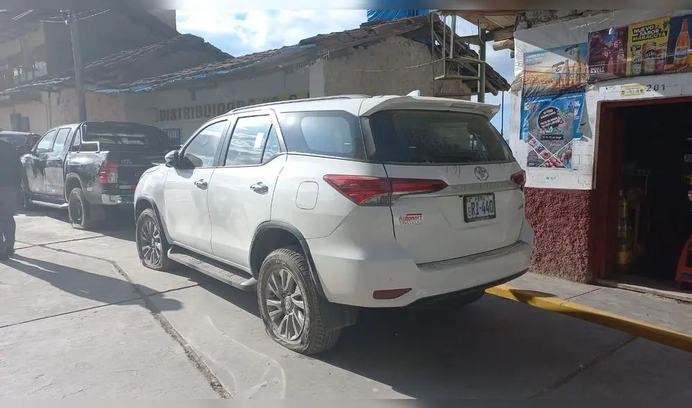 Pobladores pincharon llantas de camionetas de gobierno regional. Foto: GRLL Pobladores pincharon llantas de camionetas de gobierno regional. Foto: GRLL