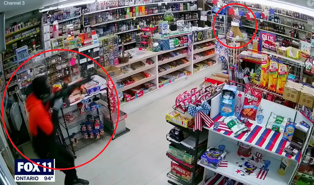 Cuando el hombre se acerca, Cope toma su escopeta y dispara directamente al ladrón en su brazo. Foto: captura de YouTube/Fox 11 Los Ángeles. Cuando el hombre se acerca, Cope toma su escopeta y dispara directamente al ladrón en su brazo. Foto: captura de YouTube/Fox 11 Los Ángeles.