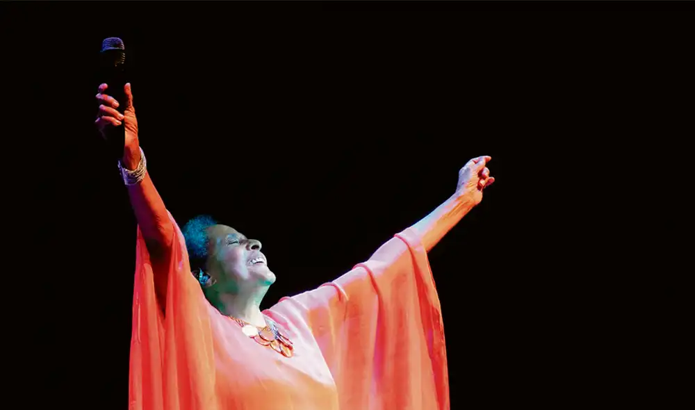 Entre los temas con los que la artista deleitó al público, se escucharon canciones que son parte de su reciente álbum “Palabras urgentes” (2021). Foto: ORF Radio de Austria Entre los temas con los que la artista deleitó al público, se escucharon canciones que son parte de su reciente álbum “Palabras urgentes” (2021). Foto: ORF Radio de Austria