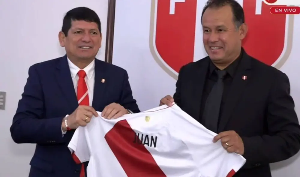 El 'Cabezón' ya posa con la camiseta de la selección peruana. Foto: captura/FPF Play