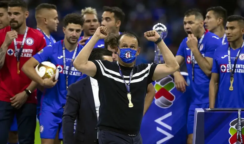Juan Reynoso se proclamó campeón de Cruz Azul en el Torneo Guardianes 2021. Foto: Cruz Azul/Twitter