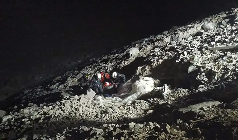 Vehículo se volcó a la medianoche del martes. Foto: Diario en línea Moquegua Vehículo se volcó a la medianoche del martes. Foto: Diario en línea Moquegua