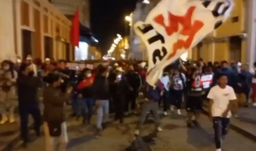 Previo al partido Melgar vs. Internacional, cientos de hinchas salieron a las calles par alentar al equipo. Foto: captura de Twitter/@juliovilchez82