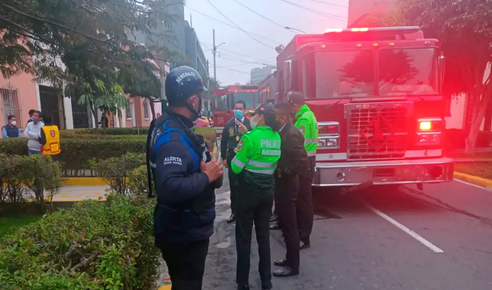 Serenos del distrito lograron evacuar a Ana Togushi con signos de asfixia y quemaduras. Foto: Joel Robles / URPI-LR Serenos del distrito lograron evacuar a Ana Togushi con signos de asfixia y quemaduras. Foto: Joel Robles / URPI-LR