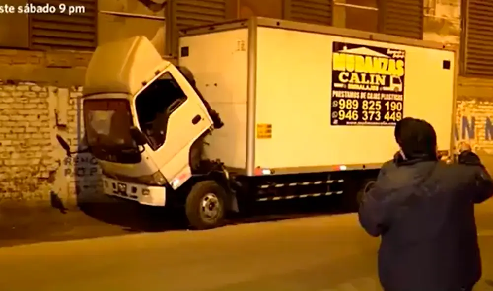 Extorsionadores intentaron quemar camión de empresario dedicado el rubro de la mudanza. Foto captura América Noticias