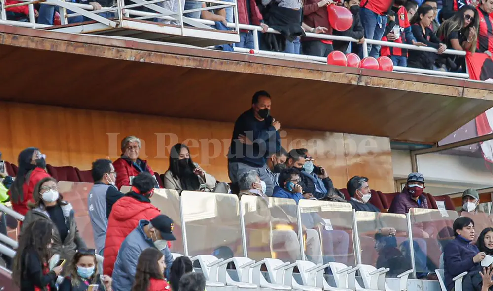 Juan Reynoso se encuentra en el palco oficial del estadio de la UNSA. Foto: Rodrigo Talavera/La República