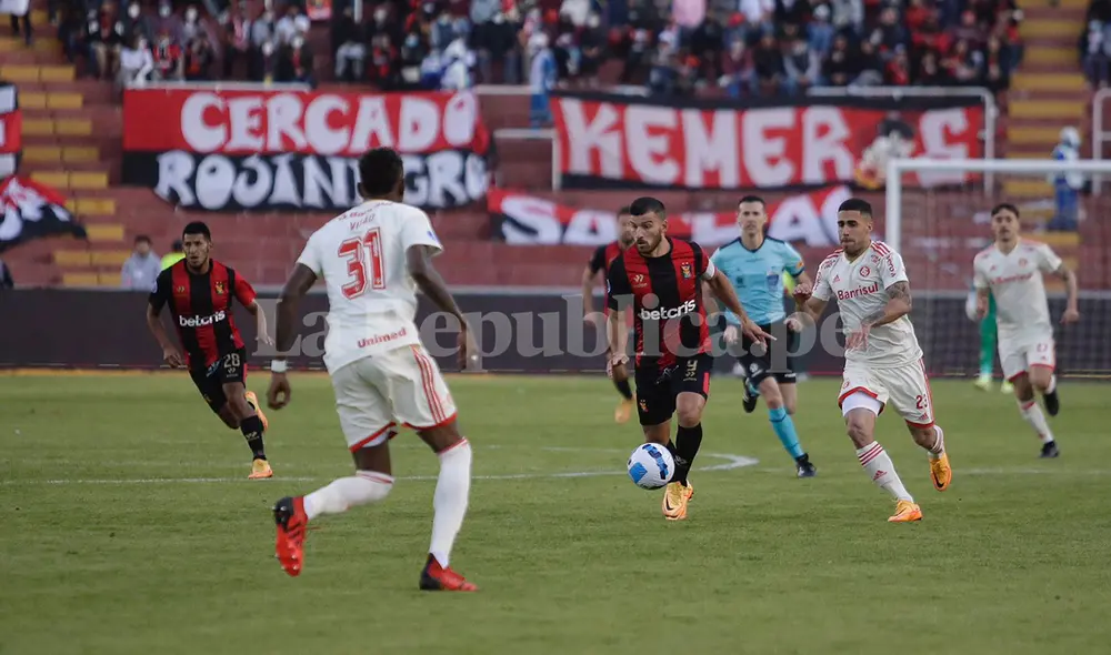Cuesta domina el balón, desde el medio campo genera ataques para FBC Melgar. Foto: Rodrigo Talavera/La República