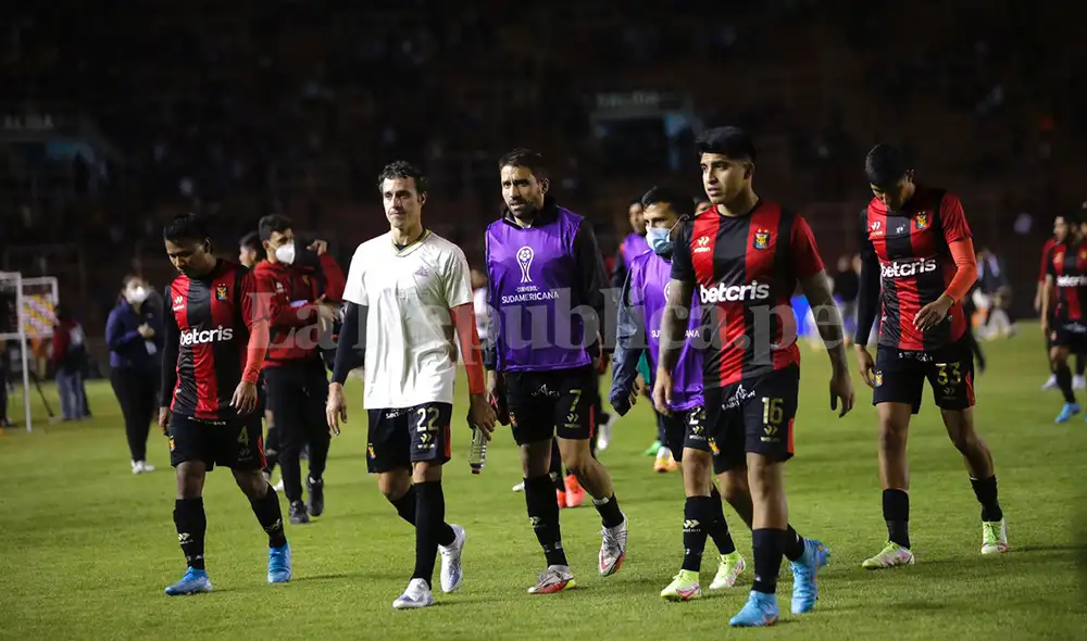 Los jugadores de Melgar se retiran de la cancha con la molestia del empate. Foto: Rodrigo Talavera/La República Los jugadores de Melgar se retiran de la cancha con la molestia del empate. Foto: Rodrigo Talavera/La República