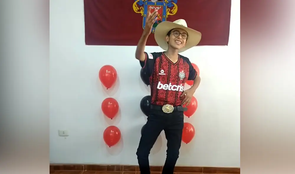 El adolescente se volvió tendencia en las redes sociales por su emotiva declamación. Foto: captura de República Rojinegra