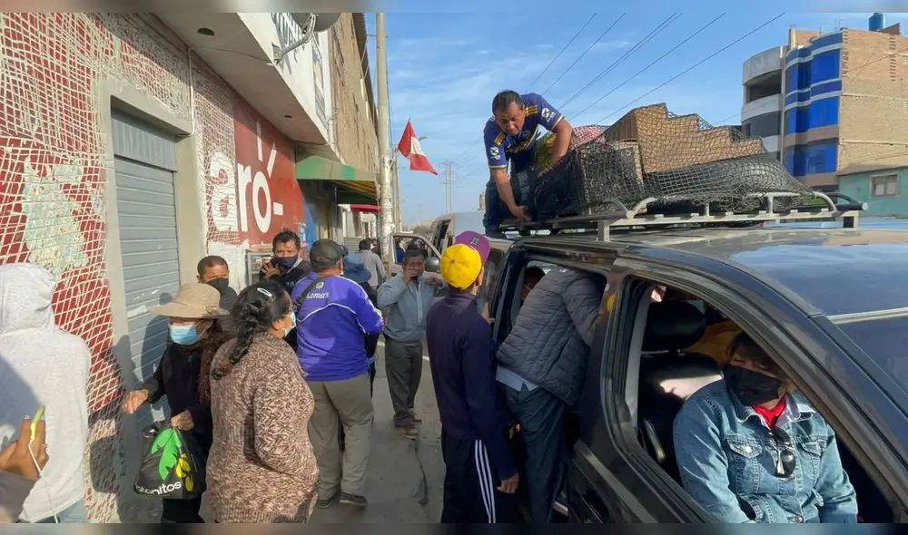 Personas continúan llegando al paradero Los Pueblos. Foto: Rosa Quincho/URPI-LR