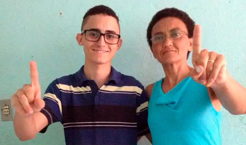 Rosangela inculcó el gusto por la lectura a su hijo gracias a los libros que encontraba en la basura. Foto: Facebook Thompson Vitor Rosangela inculcó el gusto por la lectura a su hijo gracias a los libros que encontraba en la basura. Foto: Facebook Thompson Vitor