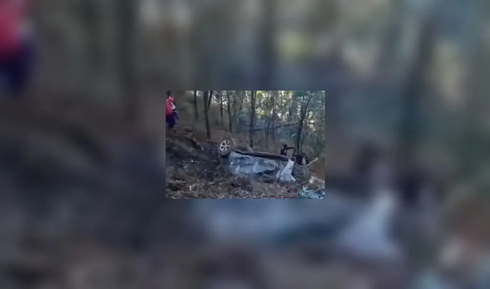 Camioneta quedó al fondo de barranco. Foto: captura de Pampas de Jaguey