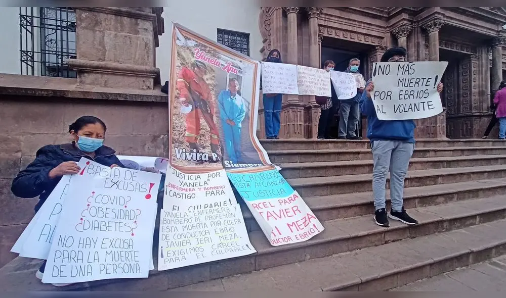 La familia protestó esta mañana en exteriores del Palacio de Justicia de Cusco. Foto: Alexander Flores/URPI La familia protestó esta mañana en exteriores del Palacio de Justicia de Cusco. Foto: Alexander Flores/URPI