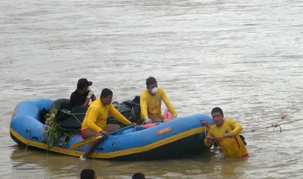 Agentes de la Unidad de Salvataje hallaron el cuerpo sin vida de un hombre en el río Tumbes. Foto: Correo Agentes de la Unidad de Salvataje hallaron el cuerpo sin vida de un hombre en el río Tumbes. Foto: Correo