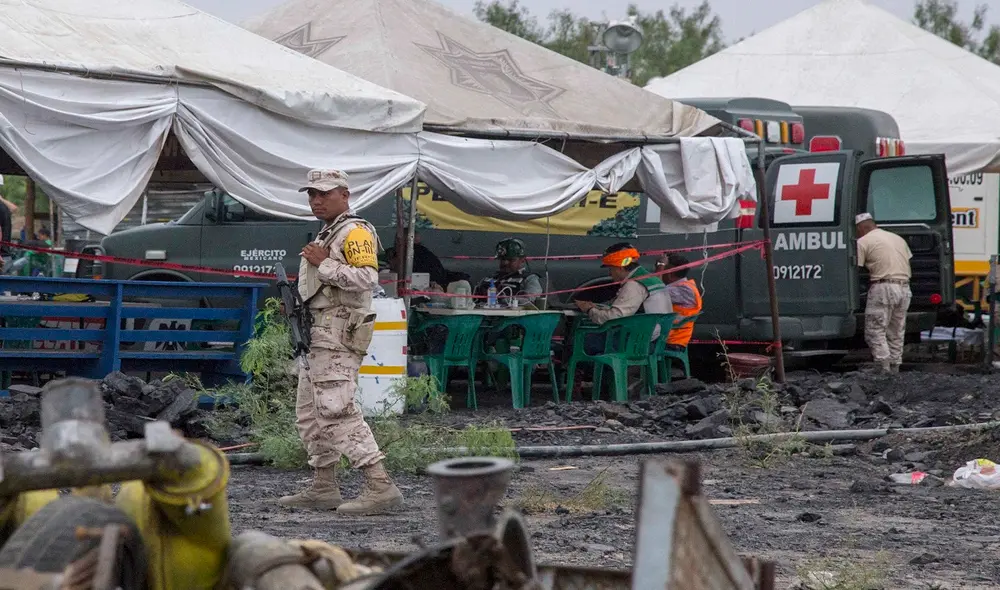 Soldados mexicanos trabajan en la mina de carbón donde quedaron atrapados 10 mineros después de un derrumbe, en la comunidad de Agujita, municipio de Sabinas, estado de Coahuila (México). Foto: AFP Soldados mexicanos trabajan en la mina de carbón donde quedaron atrapados 10 mineros después de un derrumbe, en la comunidad de Agujita, municipio de Sabinas, estado de Coahuila (México). Foto: AFP