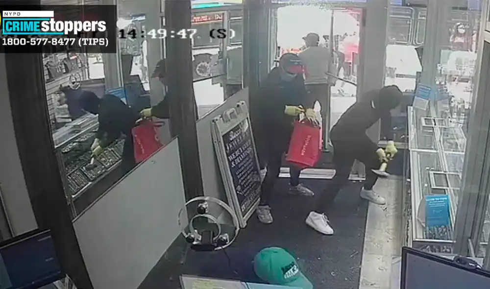 El robo se efectuó el viernes pasado alrededor de las 2.30 de la tarde. Foto: Captura de Twitter/@NYPDTips. El robo se efectuó el viernes pasado alrededor de las 2.30 de la tarde. Foto: Captura de Twitter/@NYPDTips.