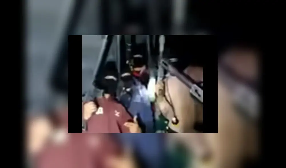 En el video se ve a los suejtos que cubrían sus rostros con pasamontañas. Foto: captura video La Libertad A En el video se ve a los suejtos que cubrían sus rostros con pasamontañas. Foto: captura video La Libertad A