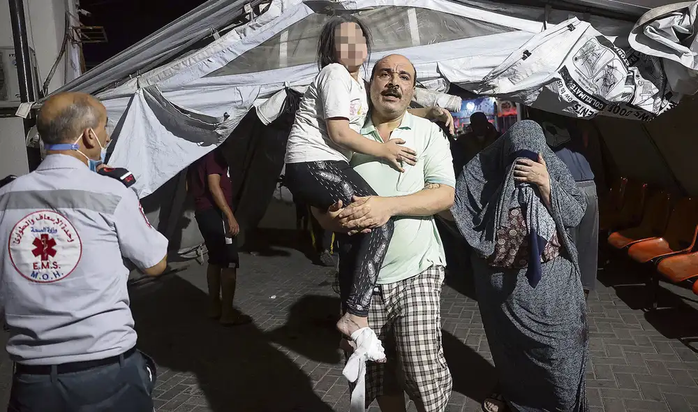 Víctima. Niña palestina herida es traslada a un hospital, en el sur de la Franja de Gaza. Foto: AFP Víctima. Niña palestina herida es traslada a un hospital, en el sur de la Franja de Gaza. Foto: AFP