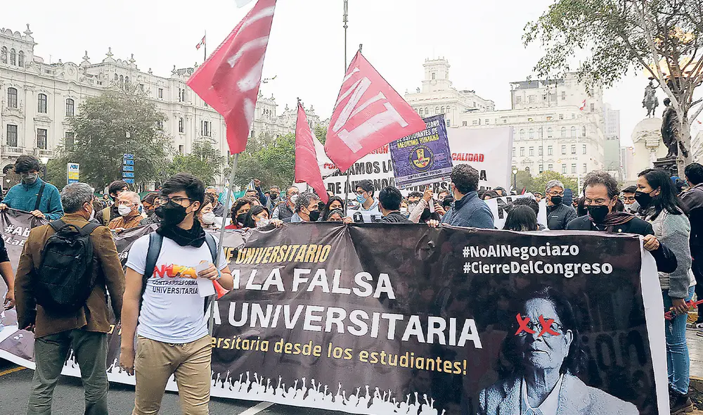 Plaza San Martín. Estudiantes, docentes y rectores de diferentes universidades salieron a marchar en feriado. Foto: Félix Contreras/La República