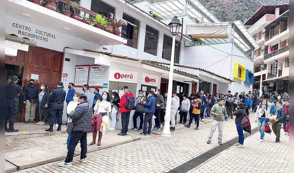 El caos para comprar un boleto. Mil boletos de ingreso se venden en Aguas Calientes. Los turistas primero se registran en un cuaderno y al día siguiente les entregan el ticket. Foto: La República