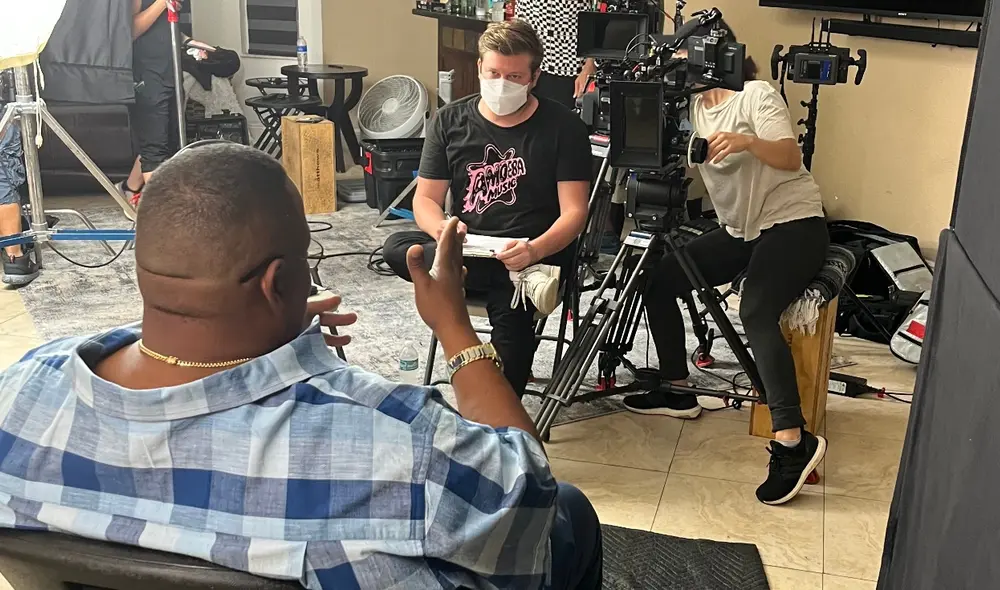 Aporte. Mariano Carranza en la grabación de la serie sobre comida callejera de Estados Unidos. Foto: Netflix