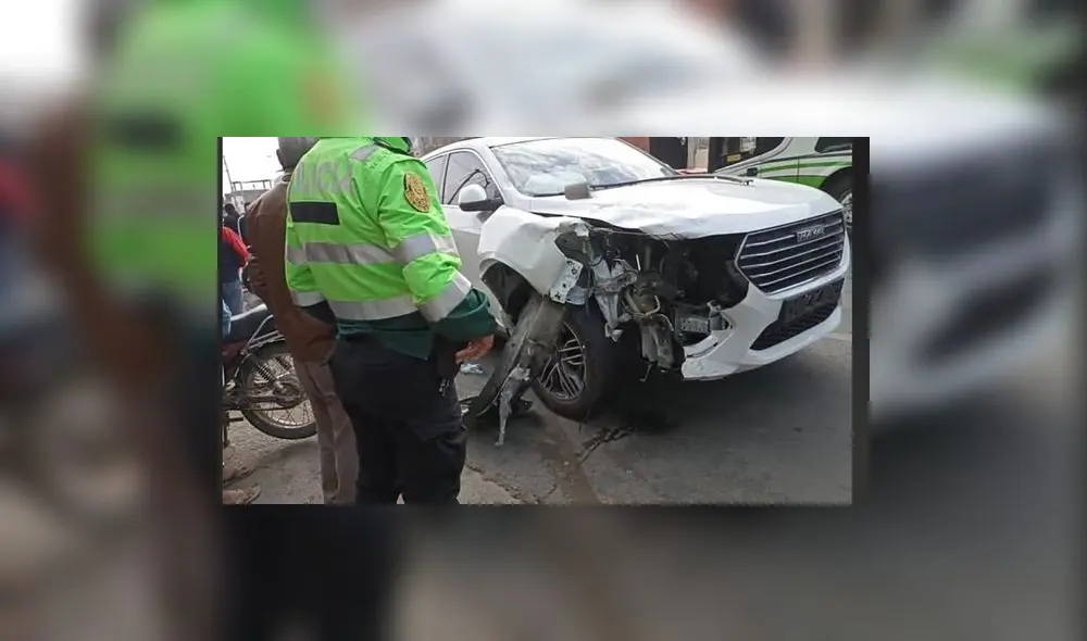 La fuerza del choque provocó que el conductor del vehículo fallezca de forma rápida. Foto: AK Noticias