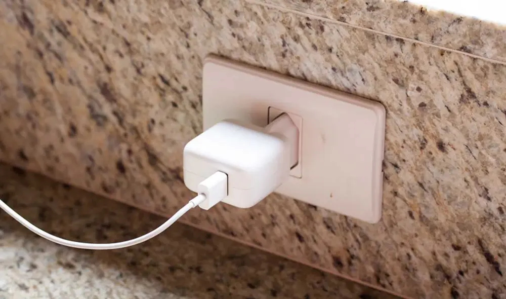 Cuando está enchufado el cargador con el teléfono, el consumo de energía es entre 2 y 3 vatios. Foto: Genbeta