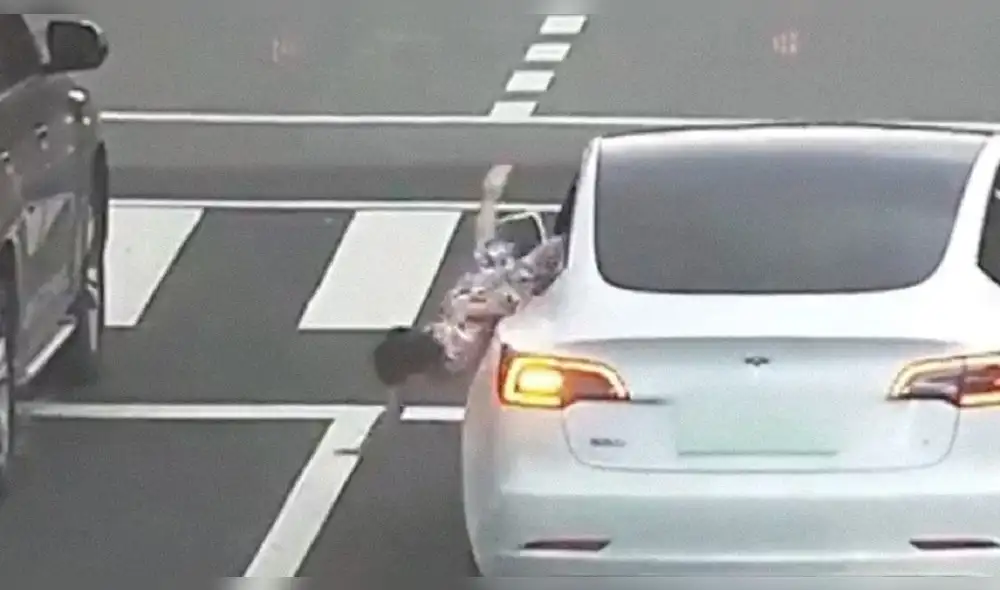 La gente, al ver lo sucedido, acudió a ayudar a la menor. Video: Captura de video Weibo La gente, al ver lo sucedido, acudió a ayudar a la menor. Video: Captura de video Weibo