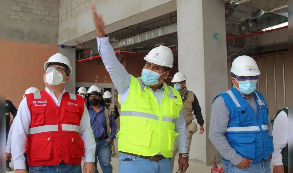 Supervisan trabajos de construcción de hospital de Sullana. Foto: La República.