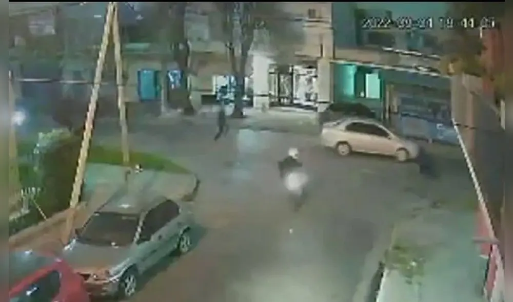 El momento del atropello al ladrón de celulares. Foto: captura de Clarín El momento del atropello al ladrón de celulares. Foto: captura de Clarín