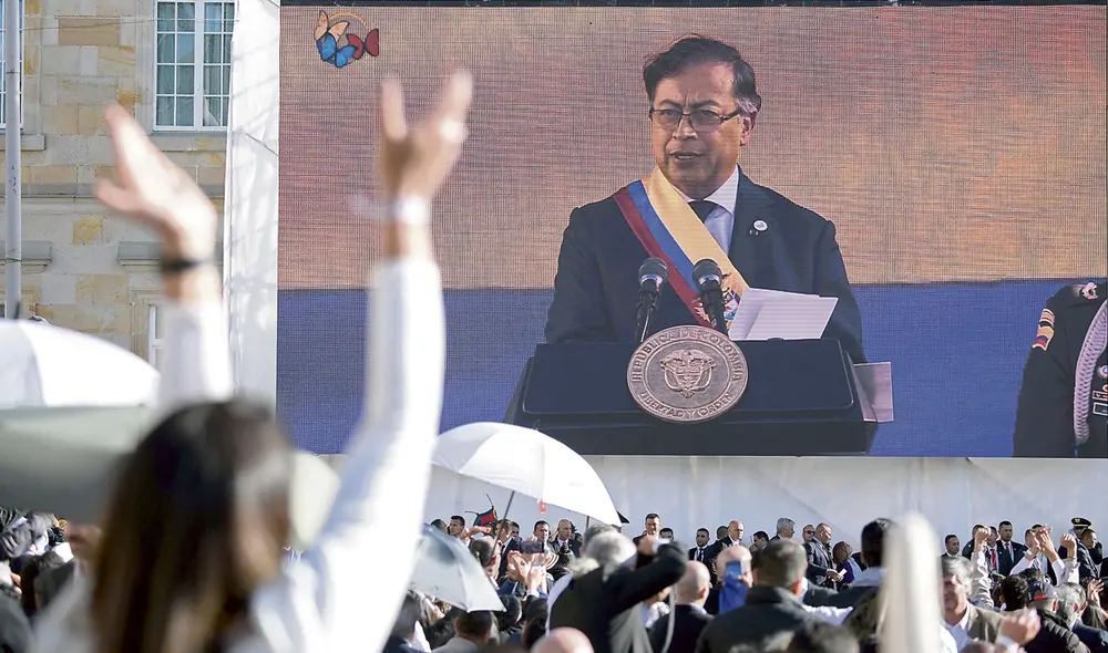 Esperanza. Ante invitados internacionales y miles de sus conciudadanos, Gustavo Petro asumió la presidencia de su país. Foto: AFP
