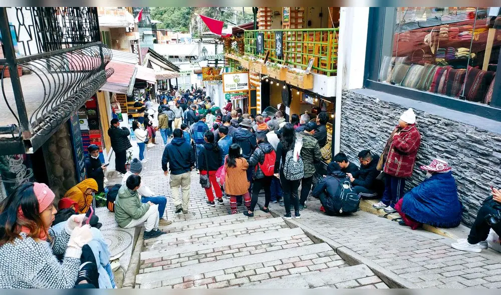 Largas filas. Las colas son interminables por los turistas en Aguas Calientes para encontrar un ingreso a la llaqta. Foto: La República