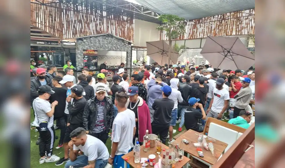 Jóvenes se encuentran en el lugar desde la noche del domingo. Foto: Omar Coca / URPI-LR